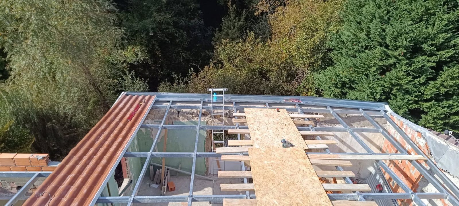 Estrutura de telhado em construção